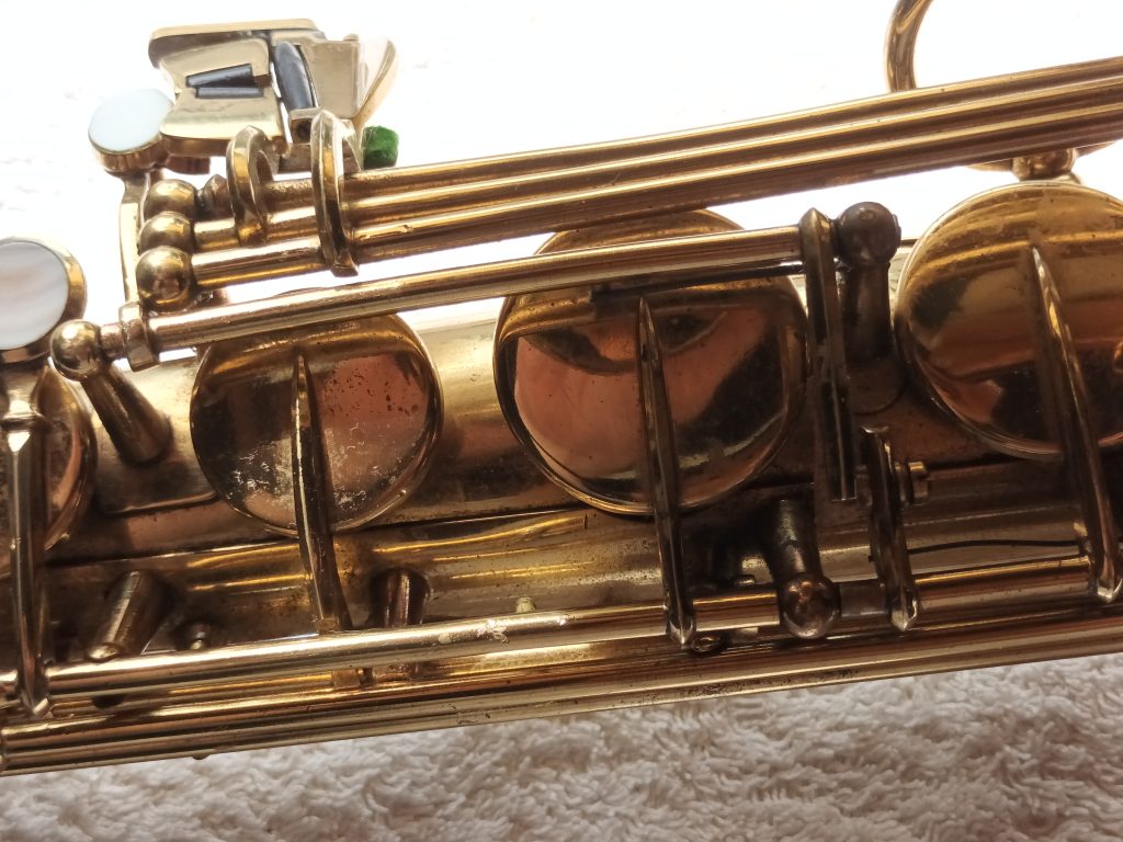 A badly bend saxophone key rod