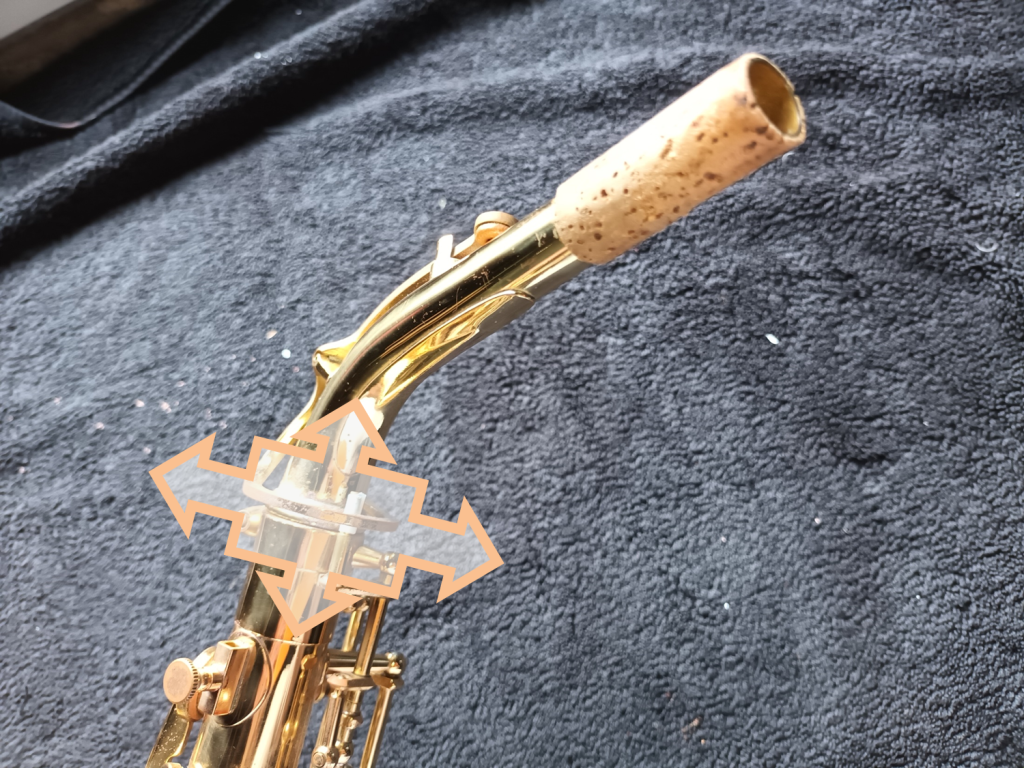A pooly fitted saxophone neck Saxophone neck shown with wobble lines