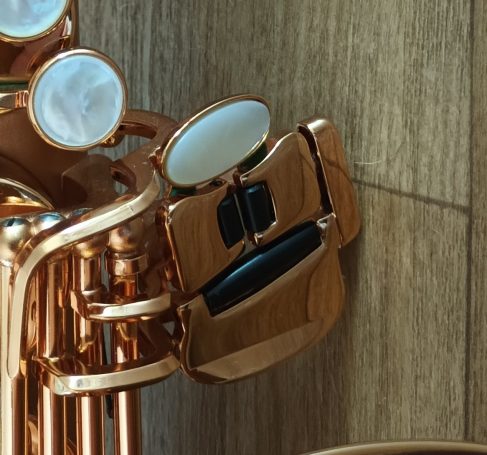 Pinkie keys on a modern saxophone